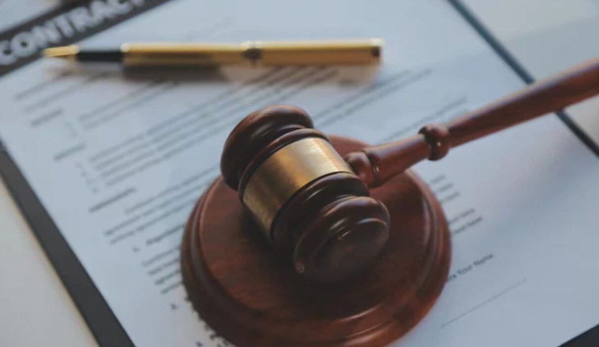 Illustration representing the 72 Sold lawsuit, featuring legal documents, a courthouse, a house for sale sign, and real estate marketing elements.