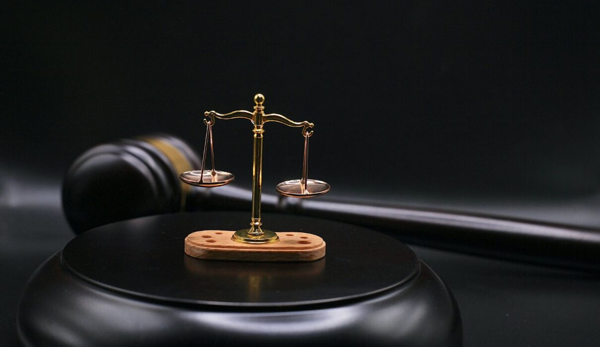 Illustration depicting Mary Ruth Organics supplement products alongside legal documents, a gavel, and a courthouse symbolizing the Mary Ruth Organics lawsuit.