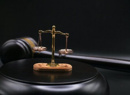 Illustration depicting Mary Ruth Organics supplement products alongside legal documents, a gavel, and a courthouse symbolizing the Mary Ruth Organics lawsuit.