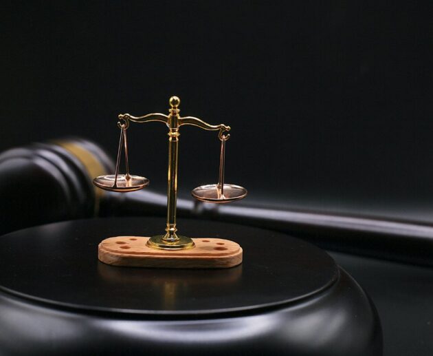 Illustration depicting Mary Ruth Organics supplement products alongside legal documents, a gavel, and a courthouse symbolizing the Mary Ruth Organics lawsuit.