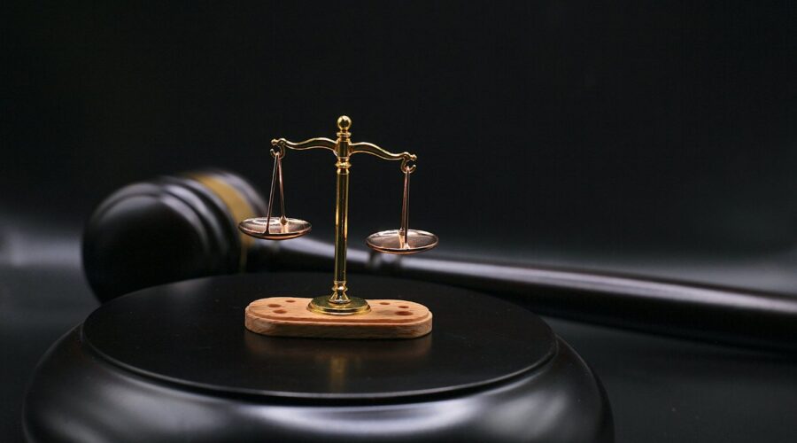 Illustration depicting Mary Ruth Organics supplement products alongside legal documents, a gavel, and a courthouse symbolizing the Mary Ruth Organics lawsuit.