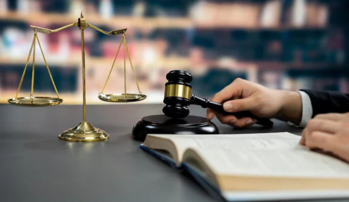 Momentum Solar Lawsuit concept showing solar panels, legal documents, and a courthouse representing consumer complaints and legal disputes.