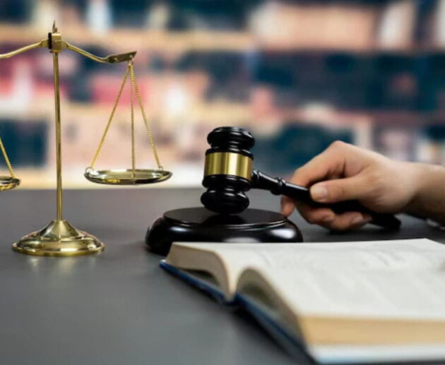 Momentum Solar Lawsuit concept showing solar panels, legal documents, and a courthouse representing consumer complaints and legal disputes.