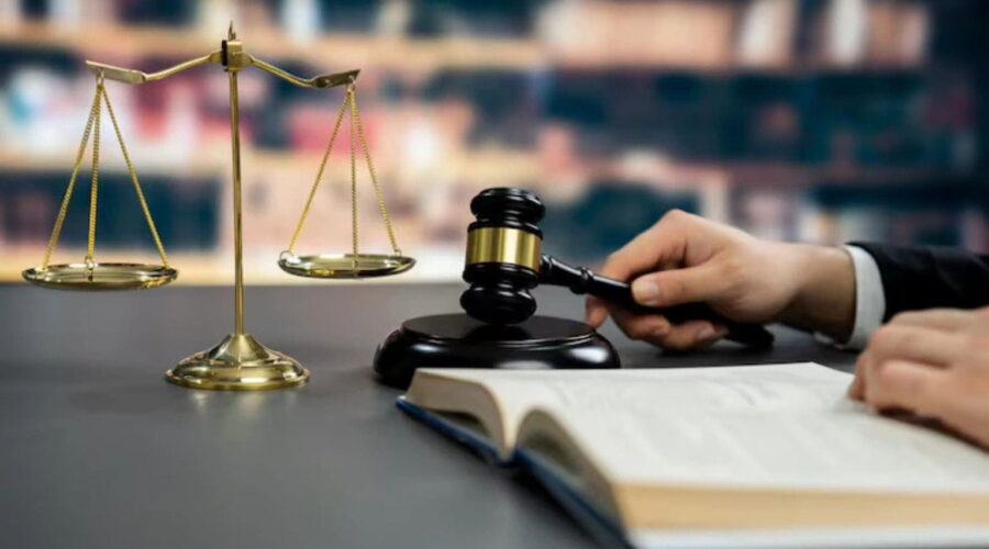 Momentum Solar Lawsuit concept showing solar panels, legal documents, and a courthouse representing consumer complaints and legal disputes.