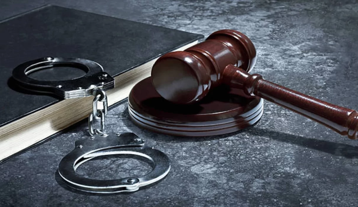 Illustration explaining aggravated murder, manslaughter, robbery, and burglary under US criminal law