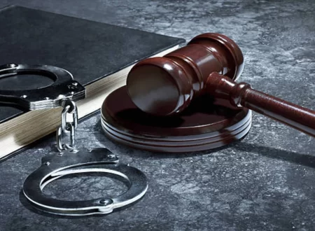 Illustration explaining aggravated murder, manslaughter, robbery, and burglary under US criminal law